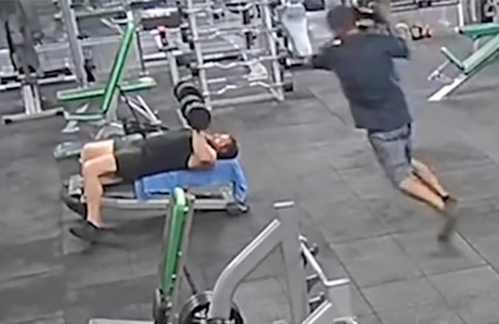 فيديو صادم لرجل هاجم زميله وضرب رأسه بوزن حديدي بصالة رياضية! صورة رقم 3 فيديو صادم لرجل هاجم زميله وضرب رأسه بوزن حديدي بصالة رياضية! صورة رقم 3