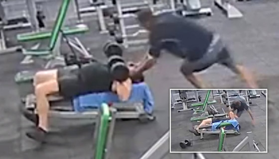 فيديو صادم لرجل هاجم زميله وضرب رأسه بوزن حديدي بصالة رياضية! صورة رقم 1 فيديو صادم لرجل هاجم زميله وضرب رأسه بوزن حديدي بصالة رياضية! صورة رقم 1