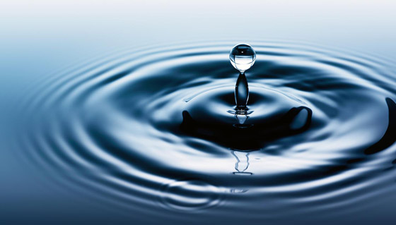 بقع سميكة ومنتفخة.. شاب يصاب بمرض جلدي نادر كلما لمس الماء! صورة رقم 2