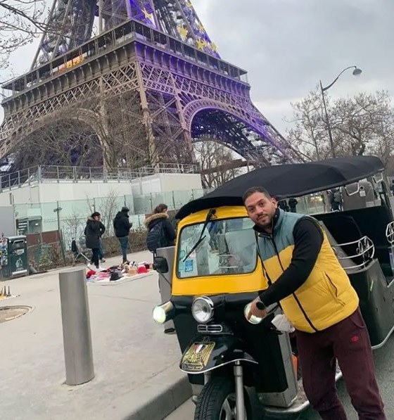 توك توك مصري أمام برج إيفل يثير ضجة.. وصاحب الصورة يوضح صورة رقم 1