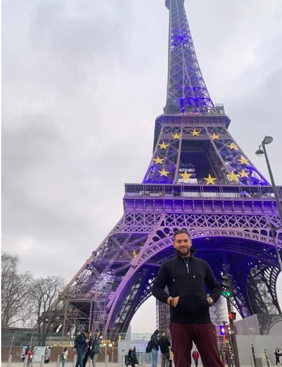 توك توك مصري أمام برج إيفل يثير ضجة.. وصاحب الصورة يوضح صورة رقم 2