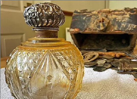 تكتشف كنزاً ثميناً أثناء بحثها عن القمامة صورة رقم 3