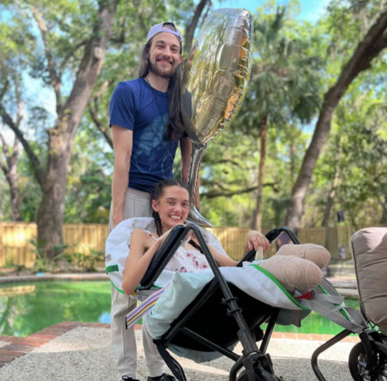 قصة عارضة الأزياء التي فقدت ساقيها بعد إصابتها بفيروس كورونا صورة رقم 4