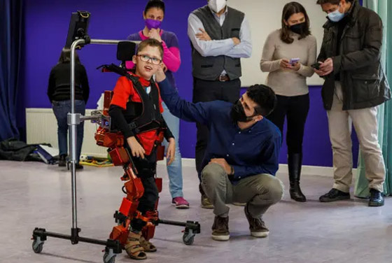 ابتكار جديد يمكن صبيا مصابا بشلل دماغي من المشي واللعب ويعطي الأمل للملايين صورة رقم 2 ابتكار جديد يمكن صبيا مصابا بشلل دماغي من المشي واللعب ويعطي الأمل للملايين صورة رقم 2