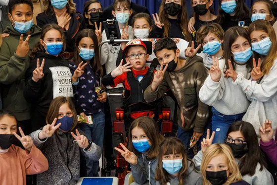 ابتكار جديد يمكن صبيا مصابا بشلل دماغي من المشي واللعب ويعطي الأمل للملايين صورة رقم 3 ابتكار جديد يمكن صبيا مصابا بشلل دماغي من المشي واللعب ويعطي الأمل للملايين صورة رقم 3