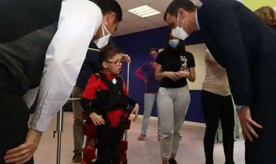 ابتكار جديد يمكن صبيا مصابا بشلل دماغي من المشي واللعب ويعطي الأمل للملايين صورة رقم 4 ابتكار جديد يمكن صبيا مصابا بشلل دماغي من المشي واللعب ويعطي الأمل للملايين صورة رقم 4