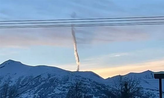 جسم غامض أم سلاح سري؟.. سحابة غريبة فوق جبل تثير الجدل صورة رقم 1 جسم غامض أم سلاح سري؟.. سحابة غريبة فوق جبل تثير الجدل صورة رقم 1