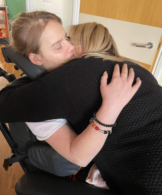 تستعيد حركتها بعد أشهر من إصابتها بالشلل بسبب حادث اختطاف صورة رقم 4