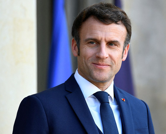  ‏حسين فهمي: الرئيس الفرنسي ماكرون أهداني قلمه الخاص وقلت له (تعال اشتغل عندنا)! صورة رقم 3