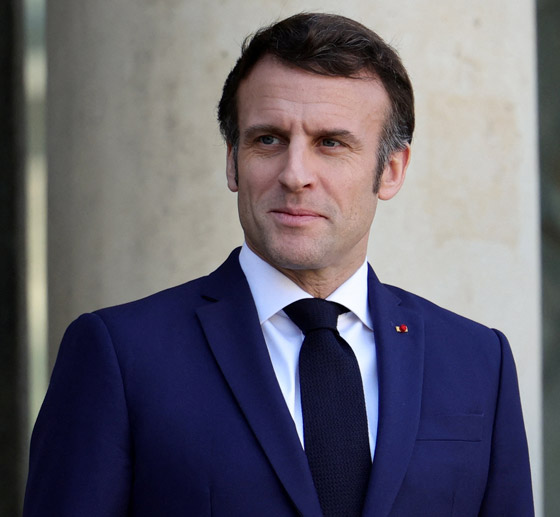  ‏حسين فهمي: الرئيس الفرنسي ماكرون أهداني قلمه الخاص وقلت له (تعال اشتغل عندنا)! صورة رقم 4