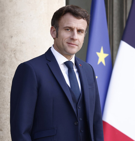  ‏حسين فهمي: الرئيس الفرنسي ماكرون أهداني قلمه الخاص وقلت له (تعال اشتغل عندنا)! صورة رقم 2