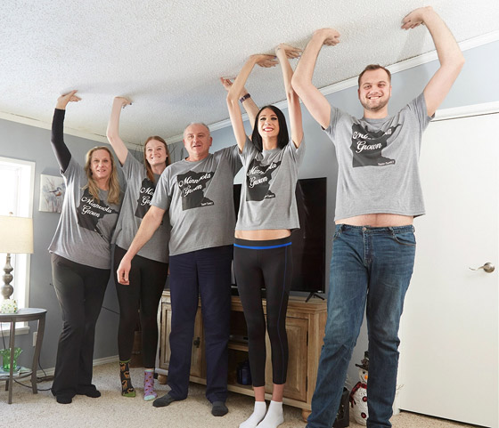 أقصرهم طولها 191 سم! تعرفوا على أطول عائلة في العالم دخلت غينيس صورة رقم 5 أقصرهم طولها 191 سم! تعرفوا على أطول عائلة في العالم دخلت غينيس صورة رقم 5