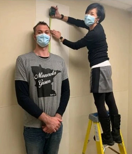 أقصرهم طولها 191 سم! تعرفوا على أطول عائلة في العالم دخلت غينيس صورة رقم 6 أقصرهم طولها 191 سم! تعرفوا على أطول عائلة في العالم دخلت غينيس صورة رقم 6