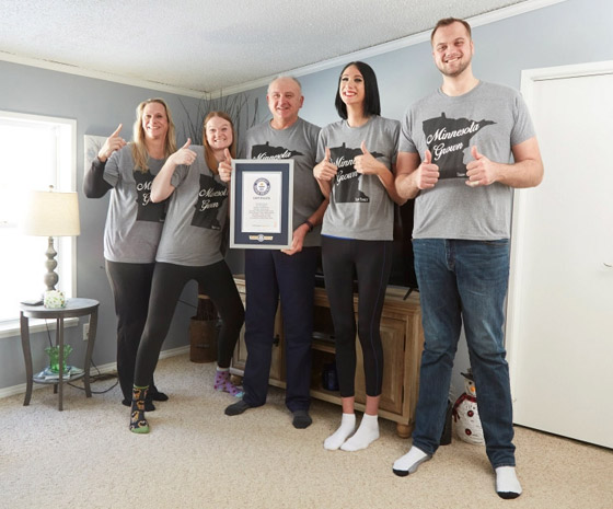 أقصرهم طولها 191 سم! تعرفوا على أطول عائلة في العالم دخلت غينيس صورة رقم 1 أقصرهم طولها 191 سم! تعرفوا على أطول عائلة في العالم دخلت غينيس صورة رقم 1