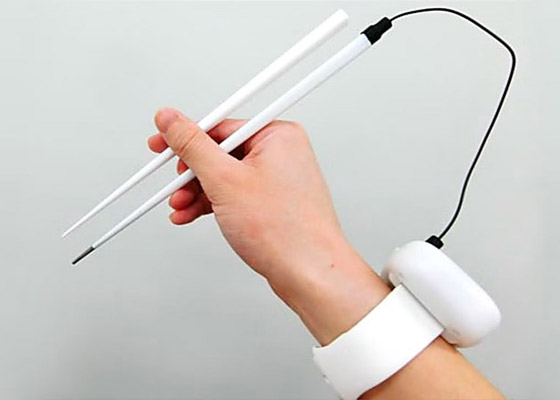 اليابان: ابتكار أعواد طعام كهربائية تجعل مذاق الطعام أكثر ملوحة! فيديو صورة رقم 3