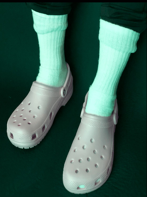 على نسق الفستان الشهير شاهد واحكم.. هل هذا حذاء أخضر أم وردي؟ صورة رقم 3