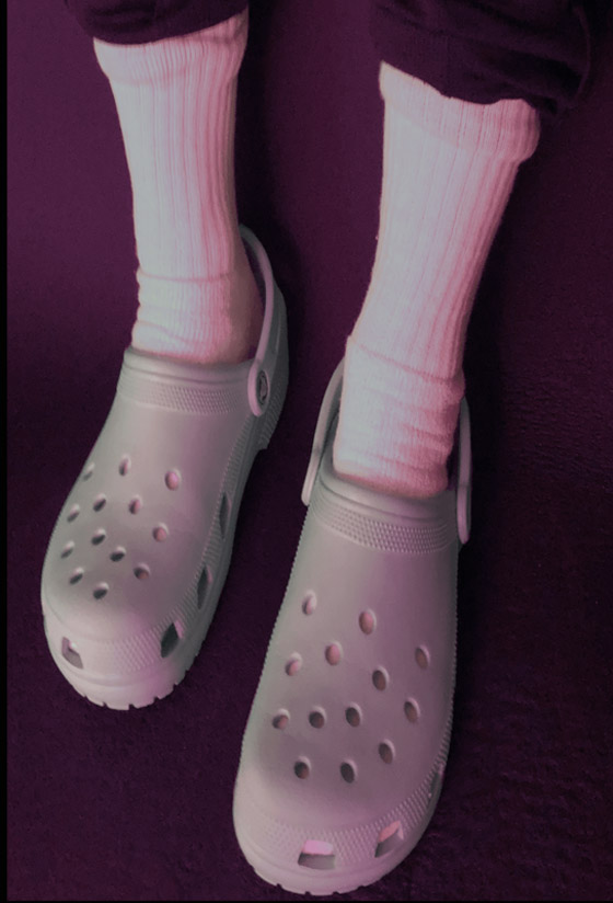 على نسق الفستان الشهير شاهد واحكم.. هل هذا حذاء أخضر أم وردي؟ صورة رقم 4