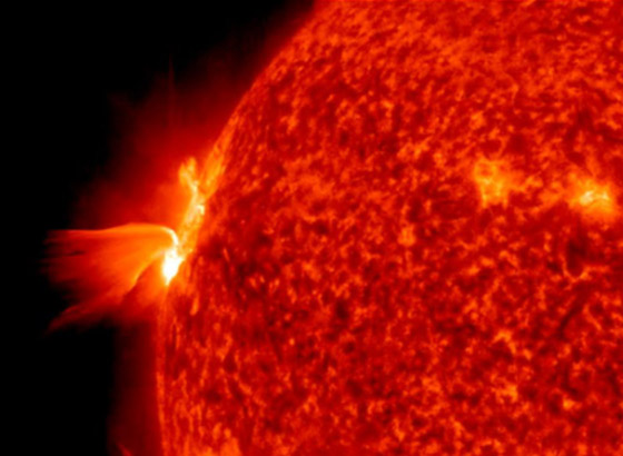 عملاقة لدرجة مرعبة! ظهور بقع على سطح الشمس قد تشكل خطرا بالمستقبل صورة رقم 5 عملاقة لدرجة مرعبة! ظهور بقع على سطح الشمس قد تشكل خطرا بالمستقبل صورة رقم 5