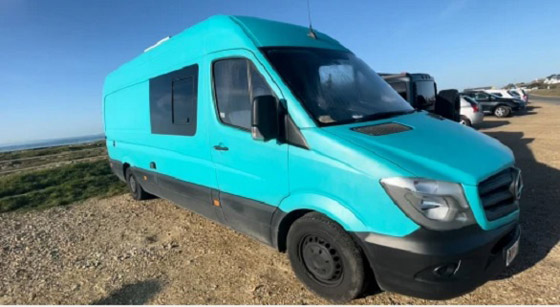 يوفران آلاف الدولارات عبر تحويل سيارة فان إلى منزل أحلامهما صورة رقم 2