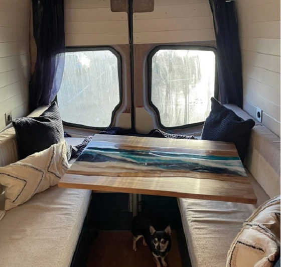 يوفران آلاف الدولارات عبر تحويل سيارة فان إلى منزل أحلامهما صورة رقم 3