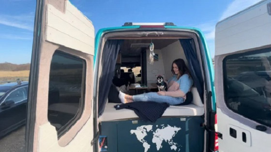 يوفران آلاف الدولارات عبر تحويل سيارة فان إلى منزل أحلامهما صورة رقم 4