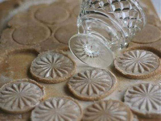صور: كيف تقومي بنقش وتزيين كعك العيد بأفكار سهلة ومبتكرة وبأدوات متاحة بالمنزل صورة رقم 5