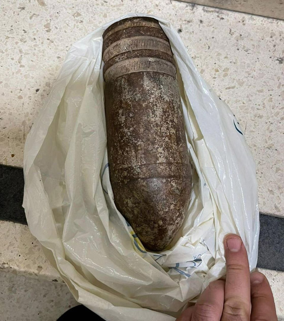 فيديو وصور: بقايا قذيفة من الجولان تثير الهلع والذعر في مطار إسرائيلي صورة رقم 1 فيديو وصور: بقايا قذيفة من الجولان تثير الهلع والذعر في مطار إسرائيلي صورة رقم 1