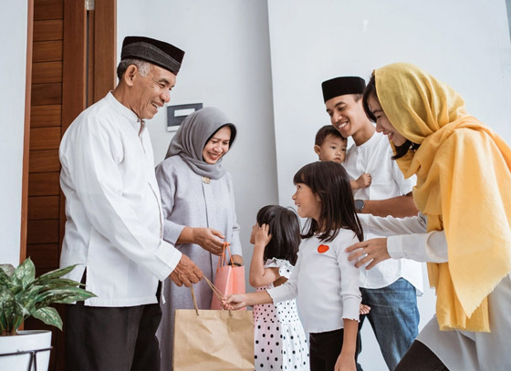 تعرفوا إلى طقوس وعادات طريفة وغريبة يستقبل بها المسلمون عيد الفطر صورة رقم 1