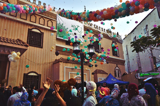 تعرفوا إلى طقوس وعادات طريفة وغريبة يستقبل بها المسلمون عيد الفطر صورة رقم 3