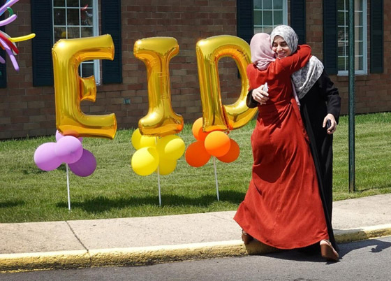 تعرفوا إلى طقوس وعادات طريفة وغريبة يستقبل بها المسلمون عيد الفطر صورة رقم 4