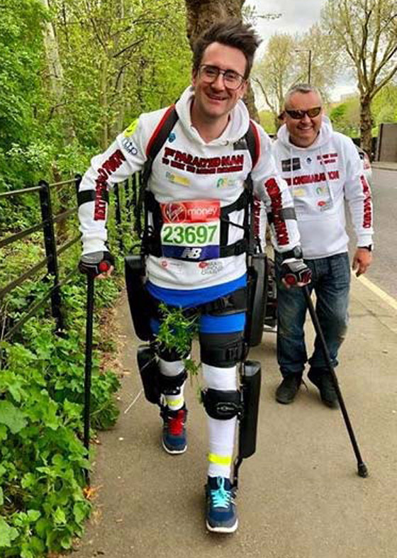 رجل مشلول يصعد 51 طابقا ويحطم رقما قياسيا بموسوعة غينيس! صورة رقم 7 رجل مشلول يصعد 51 طابقا ويحطم رقما قياسيا بموسوعة غينيس! صورة رقم 7