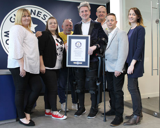 رجل مشلول يصعد 51 طابقا ويحطم رقما قياسيا بموسوعة غينيس! صورة رقم 8 رجل مشلول يصعد 51 طابقا ويحطم رقما قياسيا بموسوعة غينيس! صورة رقم 8