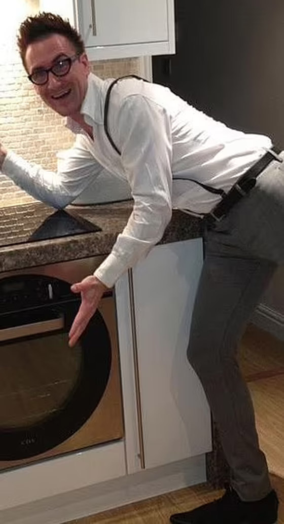 رجل مشلول يصعد 51 طابقا ويحطم رقما قياسيا بموسوعة غينيس! صورة رقم 9 رجل مشلول يصعد 51 طابقا ويحطم رقما قياسيا بموسوعة غينيس! صورة رقم 9