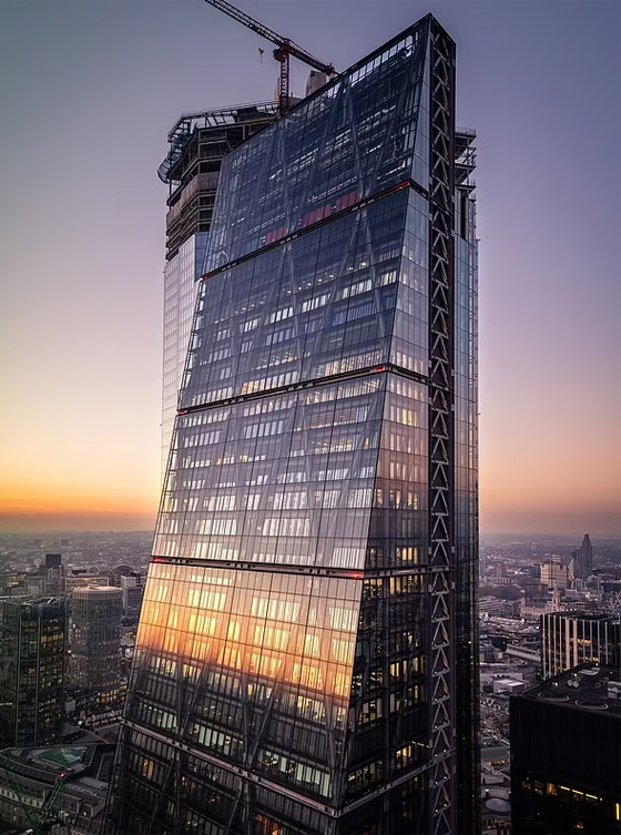 رجل مشلول يصعد 51 طابقا ويحطم رقما قياسيا بموسوعة غينيس! صورة رقم 2 رجل مشلول يصعد 51 طابقا ويحطم رقما قياسيا بموسوعة غينيس! صورة رقم 2