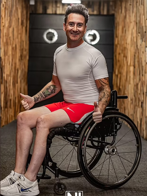 رجل مشلول يصعد 51 طابقا ويحطم رقما قياسيا بموسوعة غينيس! صورة رقم 4 رجل مشلول يصعد 51 طابقا ويحطم رقما قياسيا بموسوعة غينيس! صورة رقم 4