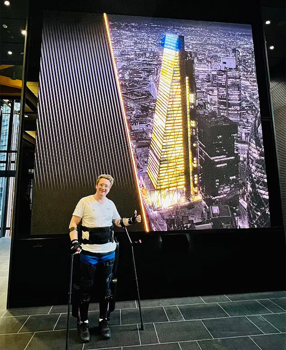 رجل مشلول يصعد 51 طابقا ويحطم رقما قياسيا بموسوعة غينيس! صورة رقم 6 رجل مشلول يصعد 51 طابقا ويحطم رقما قياسيا بموسوعة غينيس! صورة رقم 6