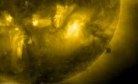 جسم غامض يمر قرب الشمس.. ومروجو نظرية المؤامرة يقدمون تفسيرا صورة رقم 2 جسم غامض يمر قرب الشمس.. ومروجو نظرية المؤامرة يقدمون تفسيرا صورة رقم 2