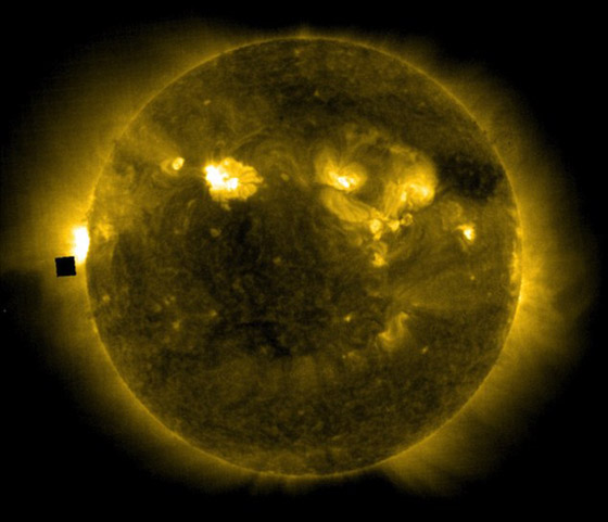 جسم غامض يمر قرب الشمس.. ومروجو نظرية المؤامرة يقدمون تفسيرا صورة رقم 3 جسم غامض يمر قرب الشمس.. ومروجو نظرية المؤامرة يقدمون تفسيرا صورة رقم 3