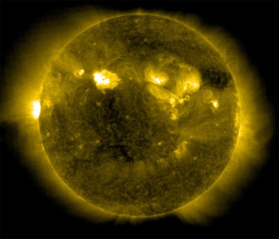 جسم غامض يمر قرب الشمس.. ومروجو نظرية المؤامرة يقدمون تفسيرا صورة رقم 6 جسم غامض يمر قرب الشمس.. ومروجو نظرية المؤامرة يقدمون تفسيرا صورة رقم 6
