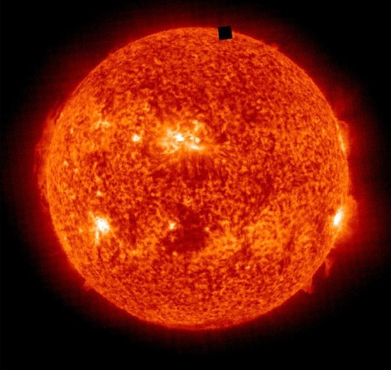 جسم غامض يمر قرب الشمس.. ومروجو نظرية المؤامرة يقدمون تفسيرا صورة رقم 7 جسم غامض يمر قرب الشمس.. ومروجو نظرية المؤامرة يقدمون تفسيرا صورة رقم 7