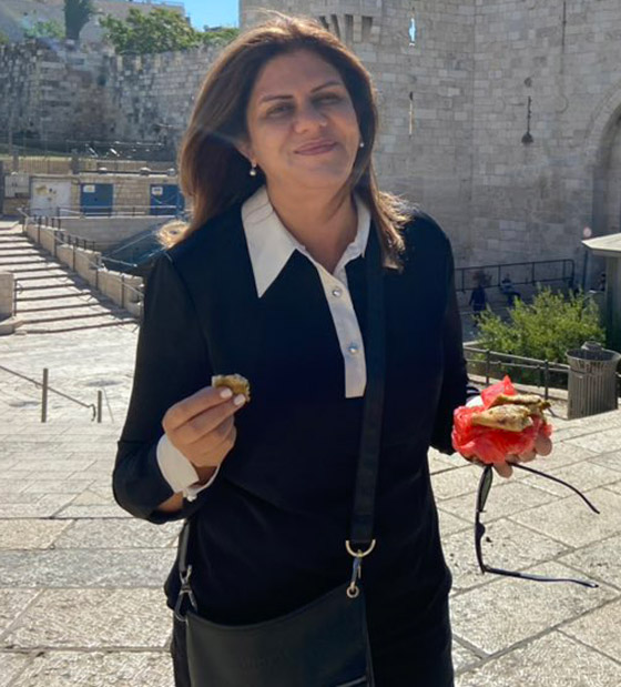 نجوم الفن والإعلام ينعون الصحفية الفلسطينية شيرين أبو عاقلة.. استشهدت أثناء عملها  صورة رقم 11