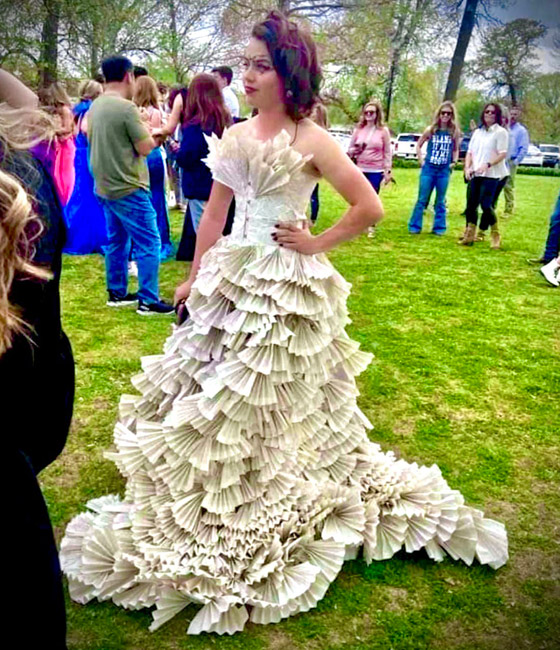 طالبة أمريكية ترتدي فستانا من 