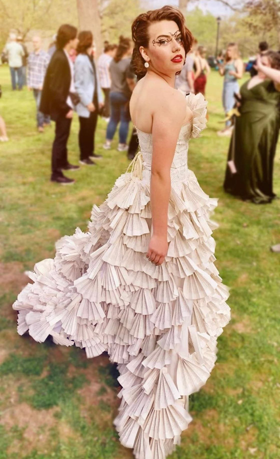 طالبة أمريكية ترتدي فستانا من 