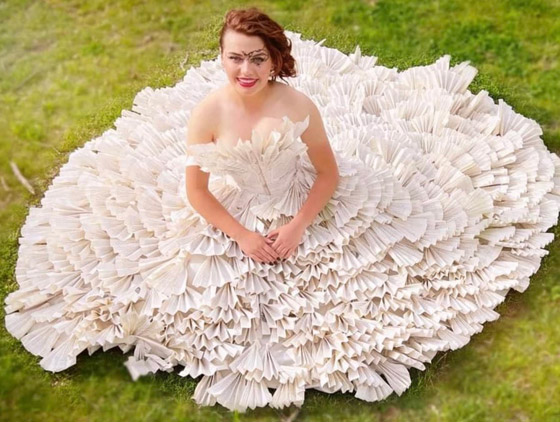 طالبة أمريكية ترتدي فستانا من 