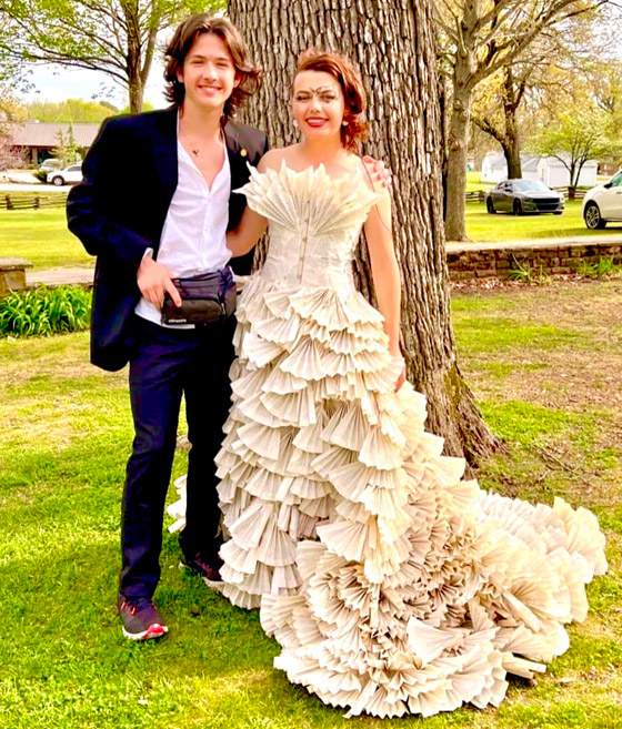 طالبة أمريكية ترتدي فستانا من 