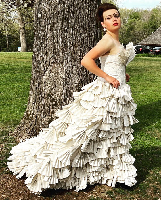 طالبة أمريكية ترتدي فستانا من 