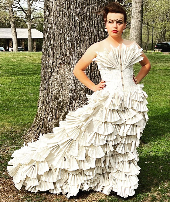 طالبة أمريكية ترتدي فستانا من 