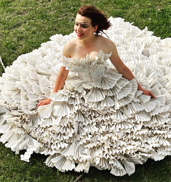 طالبة أمريكية ترتدي فستانا من 