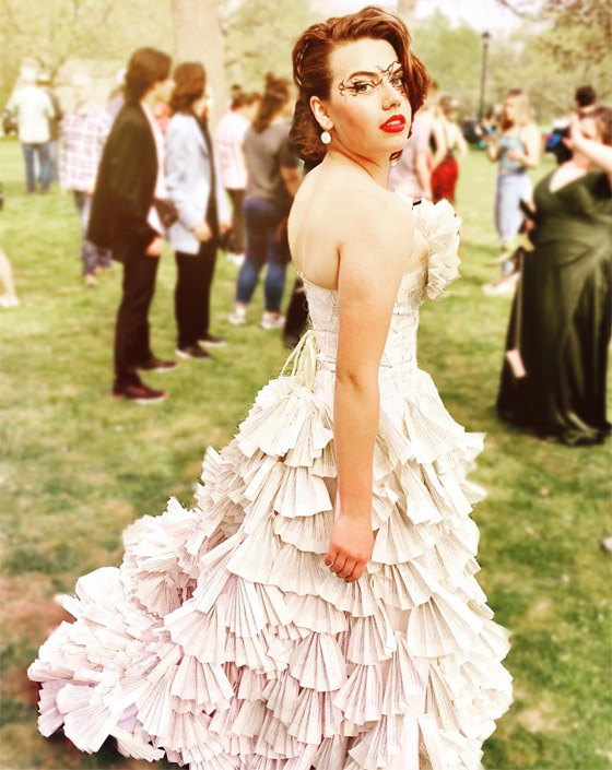 طالبة أمريكية ترتدي فستانا من 