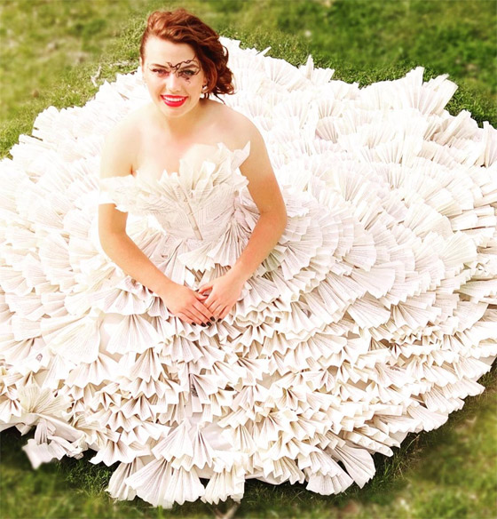 طالبة أمريكية ترتدي فستانا من 